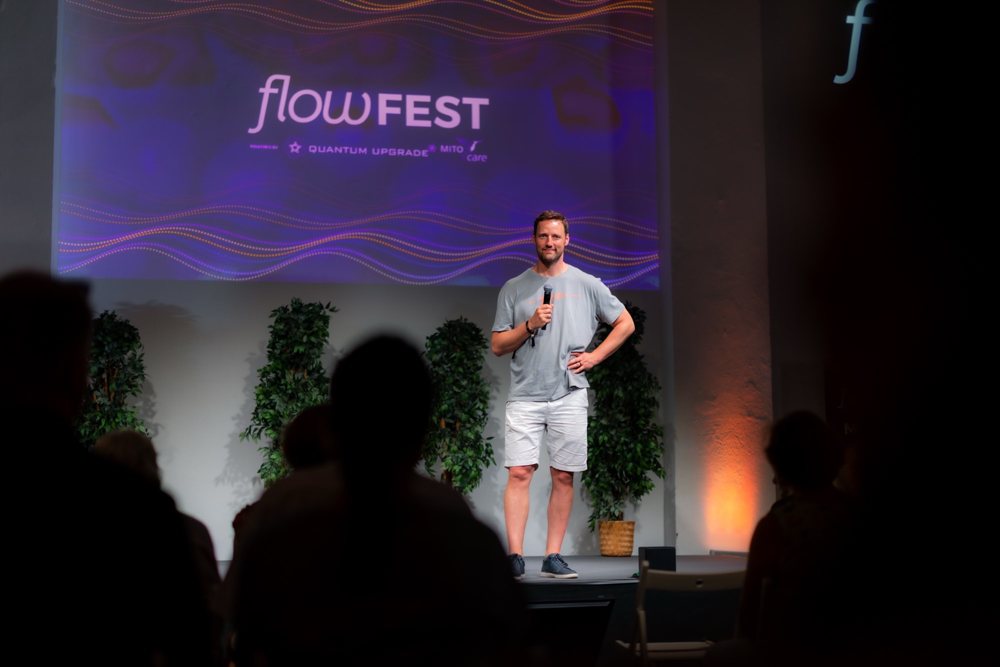 Max Gotzler auf der Bühne des flowFEST