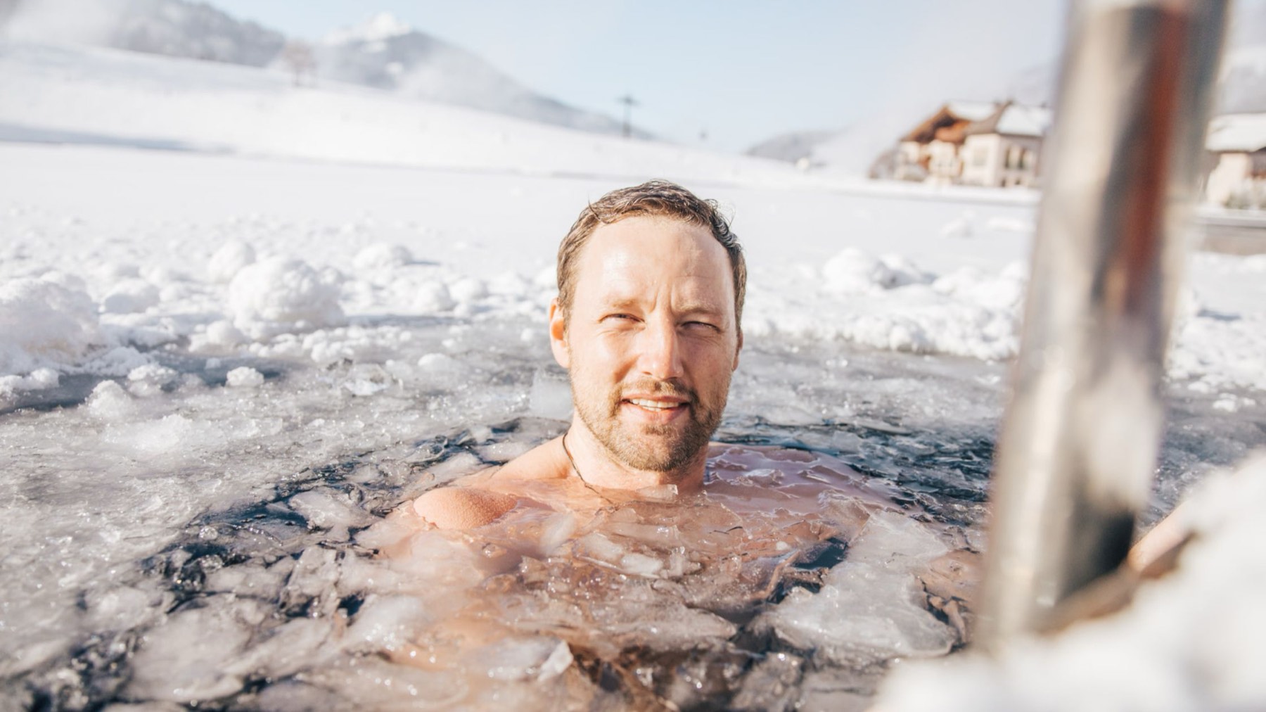 Max Gotzler beim Eisbaden in einem zugefrorenen See