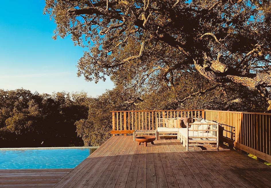 Pooldeck der Quinta unter Korkeichen