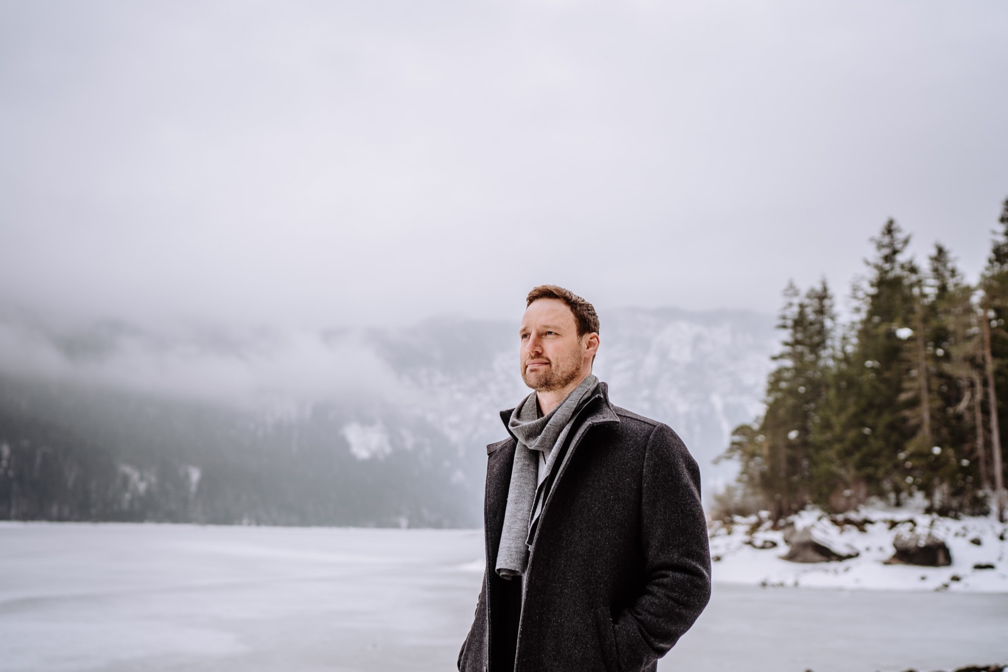 Max Gotzler am winterlichen Bergsee