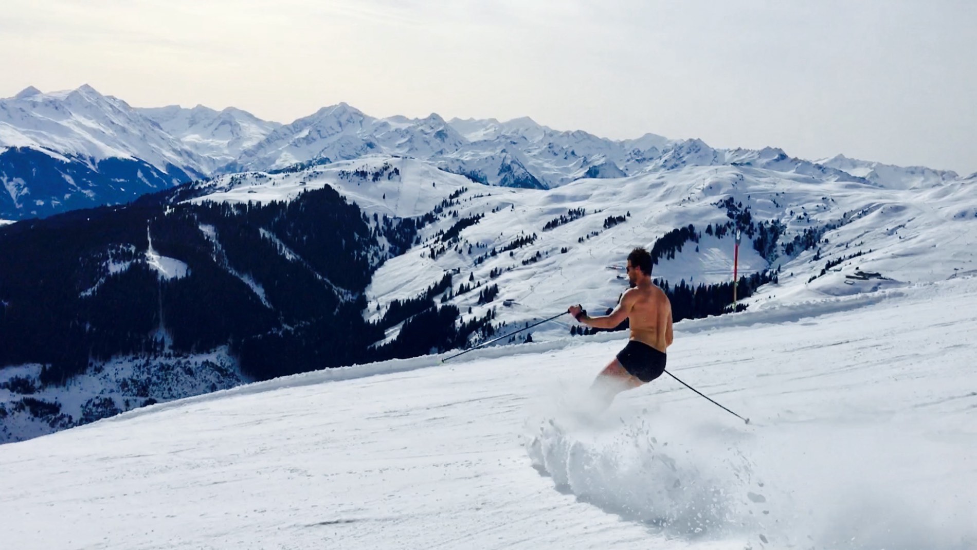 Max Gotzler fährt in Unterhose eine verschneite Piste hinunter
